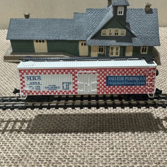 MiniTrix N Scale Box Car - Picture 1 of 8